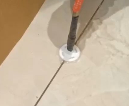 晋城市瓷砖空鼓维修公司专业解答瓷砖在铺贴过程中，如果没有涂抹均匀到位的粘结材料（如水泥砂浆或瓷砖胶），可能会导致以下问题